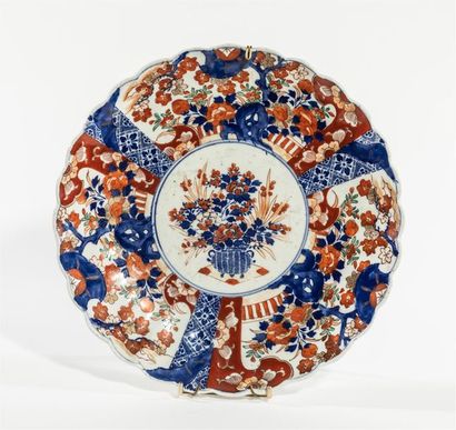 null JAPON, Imari - XXe siècle
Trois coupes polylobées en porcelaine imari à décor...