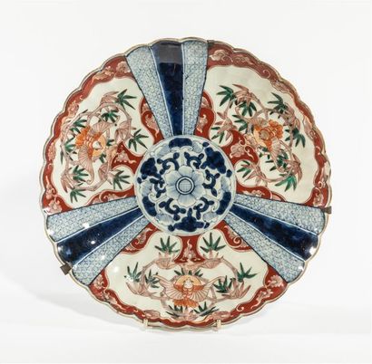 null JAPON, Imari - XXe siècle
Trois coupes polylobées en porcelaine imari à décor...