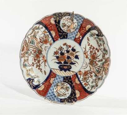 null JAPON, Imari - XXe siècle
Trois coupes polylobées en porcelaine imari à décor...