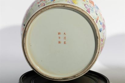  CHINE - XXe siècle Paire de potiches balustres couvertes en porcelaine emaillée...