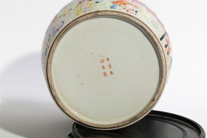 null CHINE - XXe siècle
Paire de potiches balustres couvertes en porcelaine emaillée...