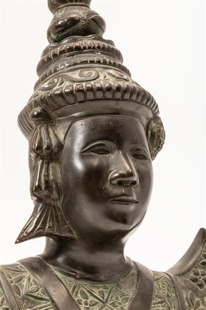 null INDOCHINE XXème siècle
Buste en bronze à patine noire.
Haut: 38 cm
