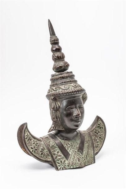 INDOCHINE XXème siècle Buste en bronze à...