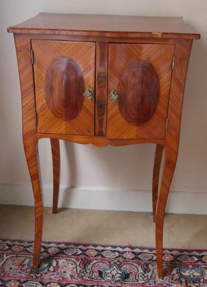  Petit meuble à bijoux, en bois de placage Style Louis XV. (accidents et manques)...