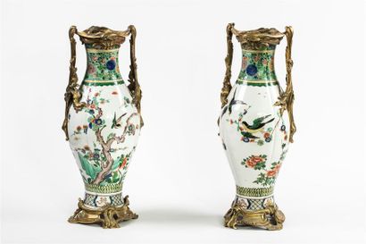 null SAMSON - XIXe siècle
Paire de vases balustres et lobés en porcelaine à décor...