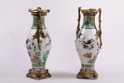 null SAMSON - XIXe siècle
Paire de vases balustres et lobés en porcelaine à décor...