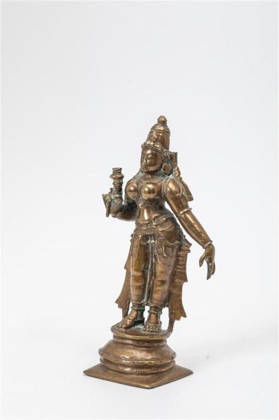  NEPAL - Moderne Deux statuettes en bronze, l'une doré représentant Tara asssise,...