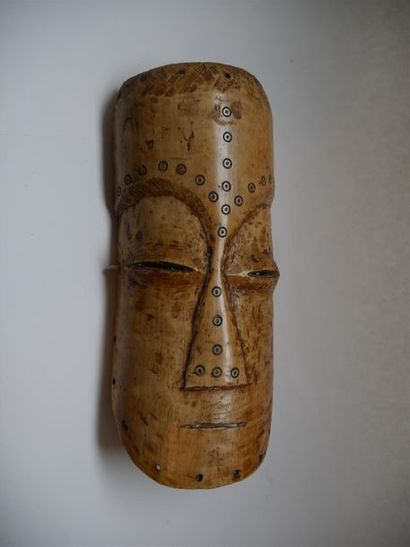 Masque Lega en ivoire. 29 x 12 cm 