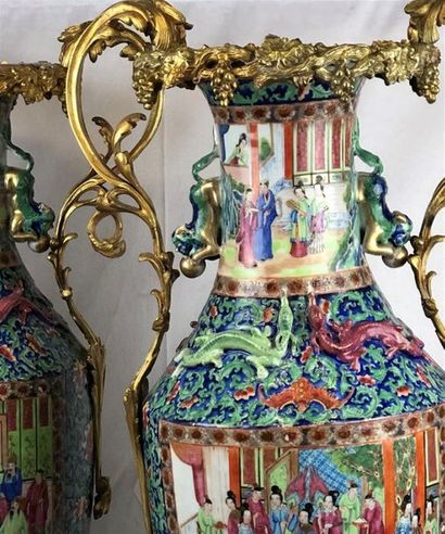 null CHINE XXème siècle
Paire de vases en porcelaine de Canton
Famille verte à monture...