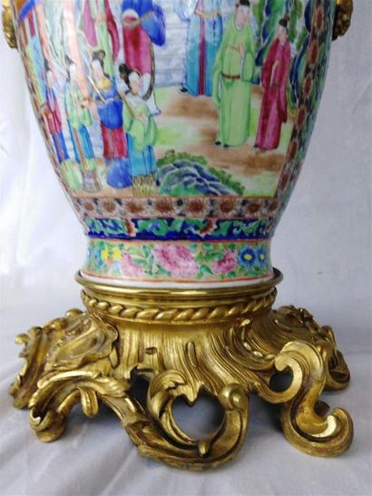 null CHINE XXème siècle
Paire de vases en porcelaine de Canton
Famille verte à monture...