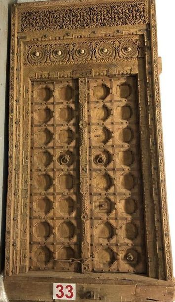 null INDE XVIIIème siècle 
Porte en bois sculpté
106 x 228 x 22 cm