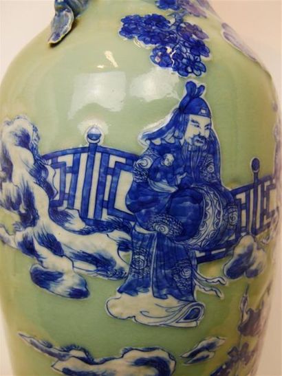  CHINE, X	IXème siècle Vase de forme balustre à décor en camaïeu bleu sur fond céladon...