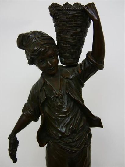 null OMERT Georges (1895-1925)
Le vendangeur
Sujet en bronze à patine brune 
Signé...