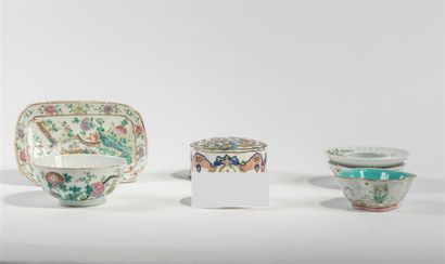  CHINE XXème siècle Lot de céramiques à décor floral et d'oiseaux sur fond blanc...