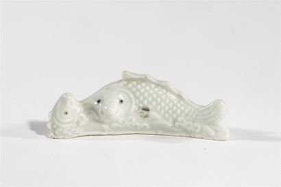  CHINE - Fin XIXe siècle Petit repose pinceaux en porcelaine en forme de poissons...