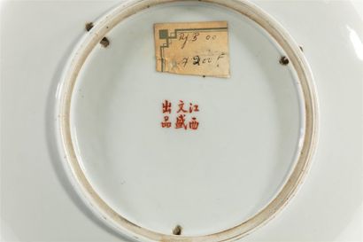 null CHINE - XXe siècle
Coupe en porcelaine à décor en émaux polychromes d'un héron...