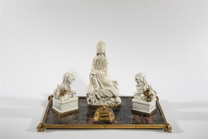 null CHINE - Epoque KANGXI (1662 - 1722)
Ecritoire formé d'une guanyin décollée du...