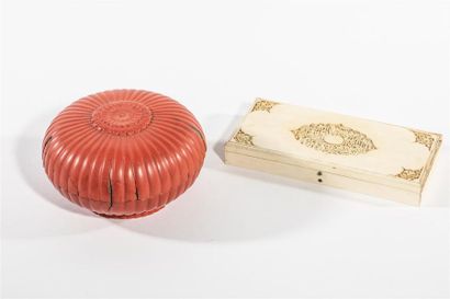 CHINE - XIXe siècle Une boite en laque rouge...