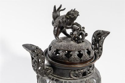 null JAPON - XXe siècle
Deux brûle- parfums en bronze tripodes, l'un à décor archaïsant,...