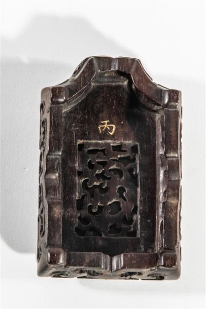null CHINE - XVIIIe siècle
Petit socle en zitan à décor ajouré de phénix archaisants...