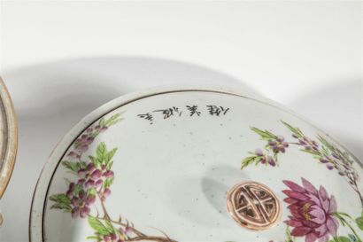 CHINE - XXe siècle Neuf boîtes et pots et une théière en porcelaine à décor en émaux...