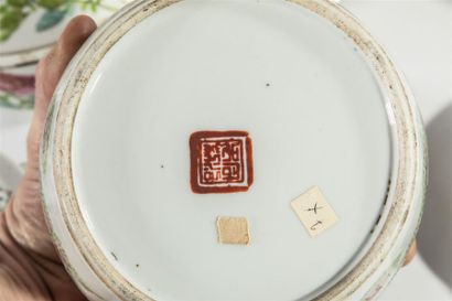  CHINE - XXe siècle Neuf boîtes et pots et une théière en porcelaine à décor en émaux...