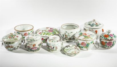 null CHINE - XXe siècle
Neuf boîtes et pots et une théière en porcelaine à décor...