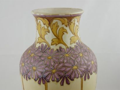 null ONNAING
Vase de forme balustre à décor polychrome de fleurs violettes sur fond...