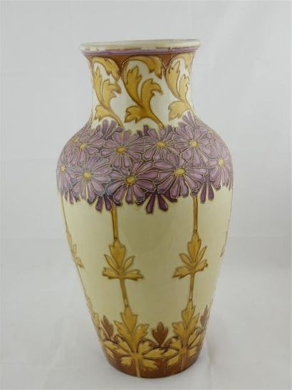 null ONNAING
Vase de forme balustre à décor polychrome de fleurs violettes sur fond...