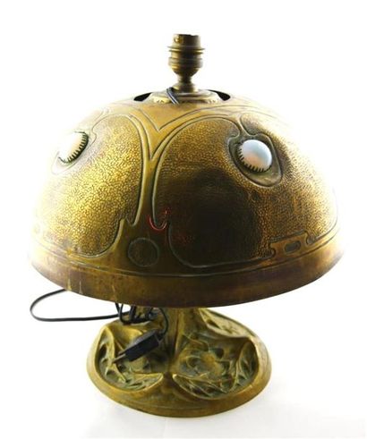 LELEU.G (1883-1961). Ancienne Lampe à pétrole,...