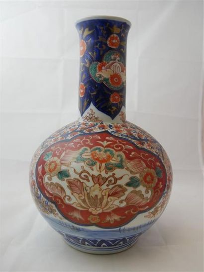 null JAPON : 
Deux vases bouteilles en porcelaine à décor polychrome dans le gout...