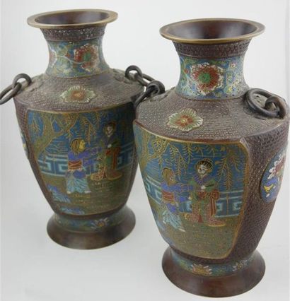 null JAPON : 
Paire de vases balustres en bronze à patine brune, à décor polychrome...