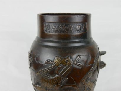 null CHINE :
Vase balustre en bronze à patine brune mordorée à décor tournant d'oiseaux...