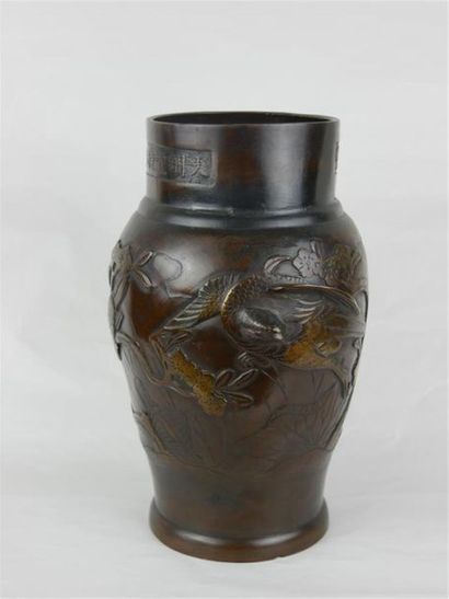 null CHINE :
Vase balustre en bronze à patine brune mordorée à décor tournant d'oiseaux...