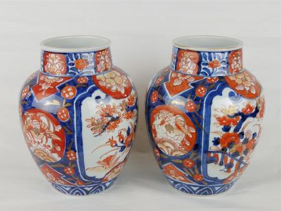  Japon Imari Paire de vases en porcelaine de forme pansue à décor polychrome rouge,...