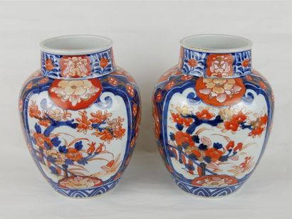 null Japon Imari 
Paire de vases en porcelaine de forme pansue à décor polychrome...