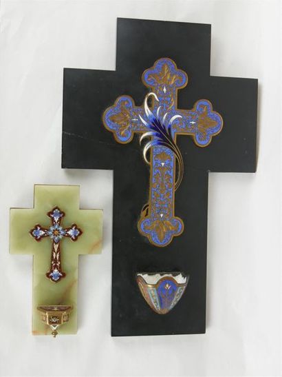Croix formant un bénitier sur plaque de marbre...