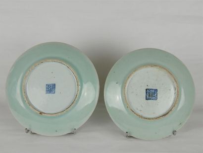  Canton - Chine Deux assiettes en porcelaine peinte sur couverte à motif d'oiseaux,...