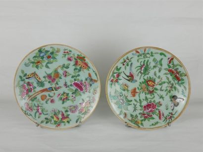 null Canton - Chine
Deux assiettes en porcelaine peinte sur couverte à motif d'oiseaux,...
