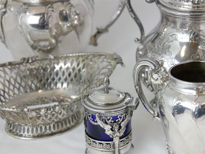  Partie de service à thé en métal argenté dans le style Louis XV godronné à décor...