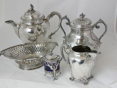 null Partie de service à thé en métal argenté dans le style Louis XV godronné à décor...