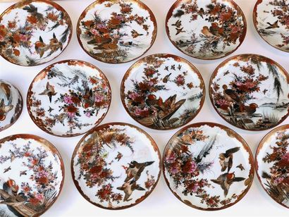null JAPON : 
Service à thé en porcelaine à décor polychrome et or d'oiseaux, canards...