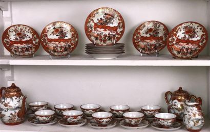 null JAPON : 
Service à thé en porcelaine à décor polychrome et or d'oiseaux, canards...