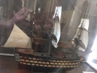 null HMS VICTORY 1765
Maquette réplique du navire de l'Amiral Nelson en plastique...