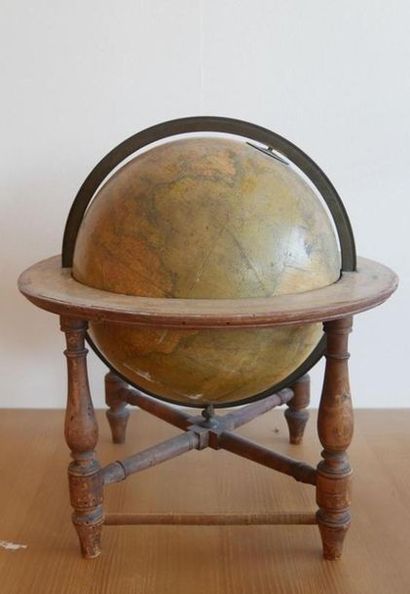 Globe terrestre en papier imprimé et cercle...