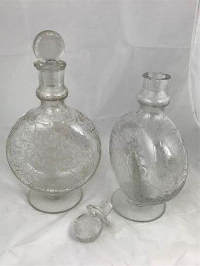 null BACCARAT 
Paire de carafes modèle "Michel Ange" en cristal gravé de rinceaux...