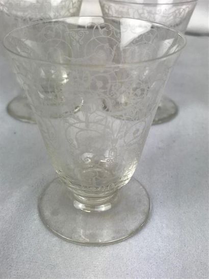 null BACCARAT modèle Michel-Ange en cristal à décor d'arabesques 
- 42 verres à vin...