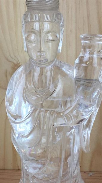 null CHINE : 
Statuette en cristal de roche représentant une Guanyin tenant un vase.
XXe...