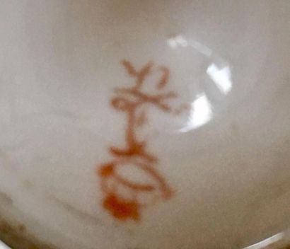 null SEVRES (porcelaine tendre) : 
Suite de cinq tasses à glace en porcelaine à décor...