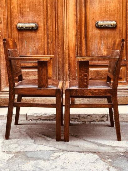 null Paire de fauteuils en frêne teinté : assises et dossiers tapissés de cuir usagé....